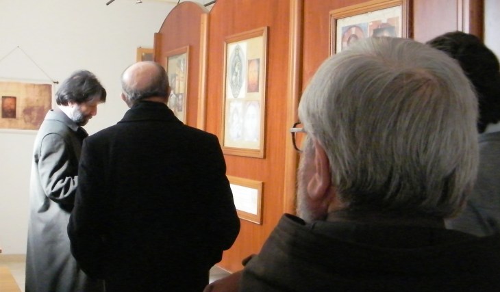 Massimo Cacciari mentre visita la mostra Penuel nella Basilica di Manoppello